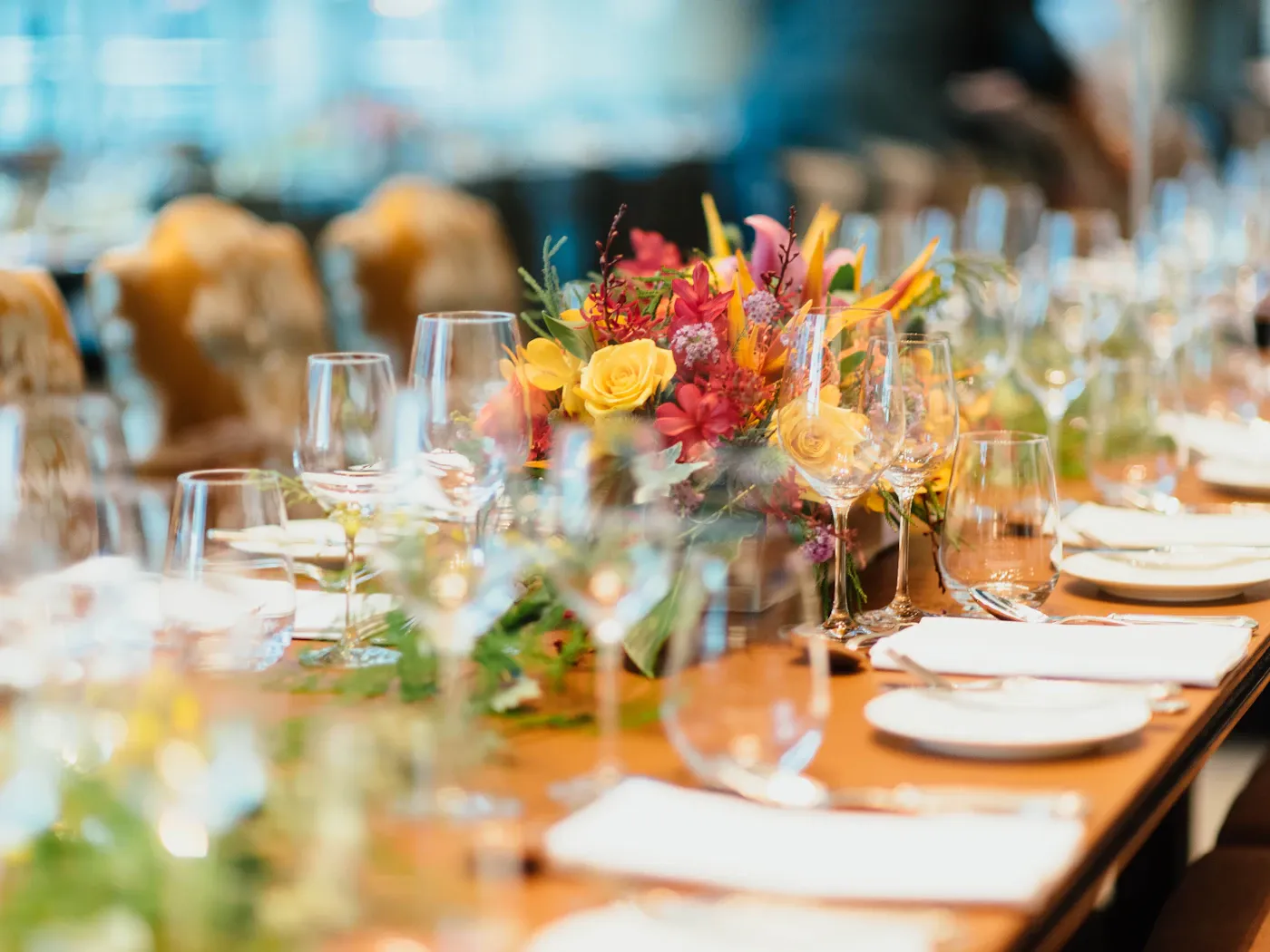 Verres de cocktail sur table de réception de mariage