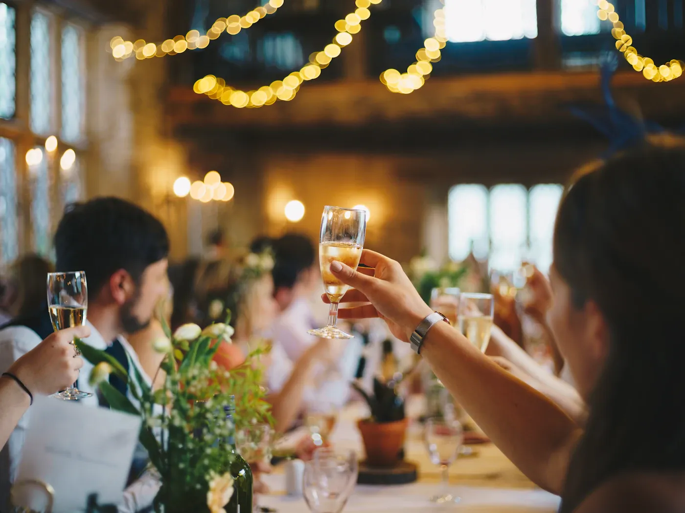 Ambiance festive en soirée de mariage sous guirlandes lumineuses